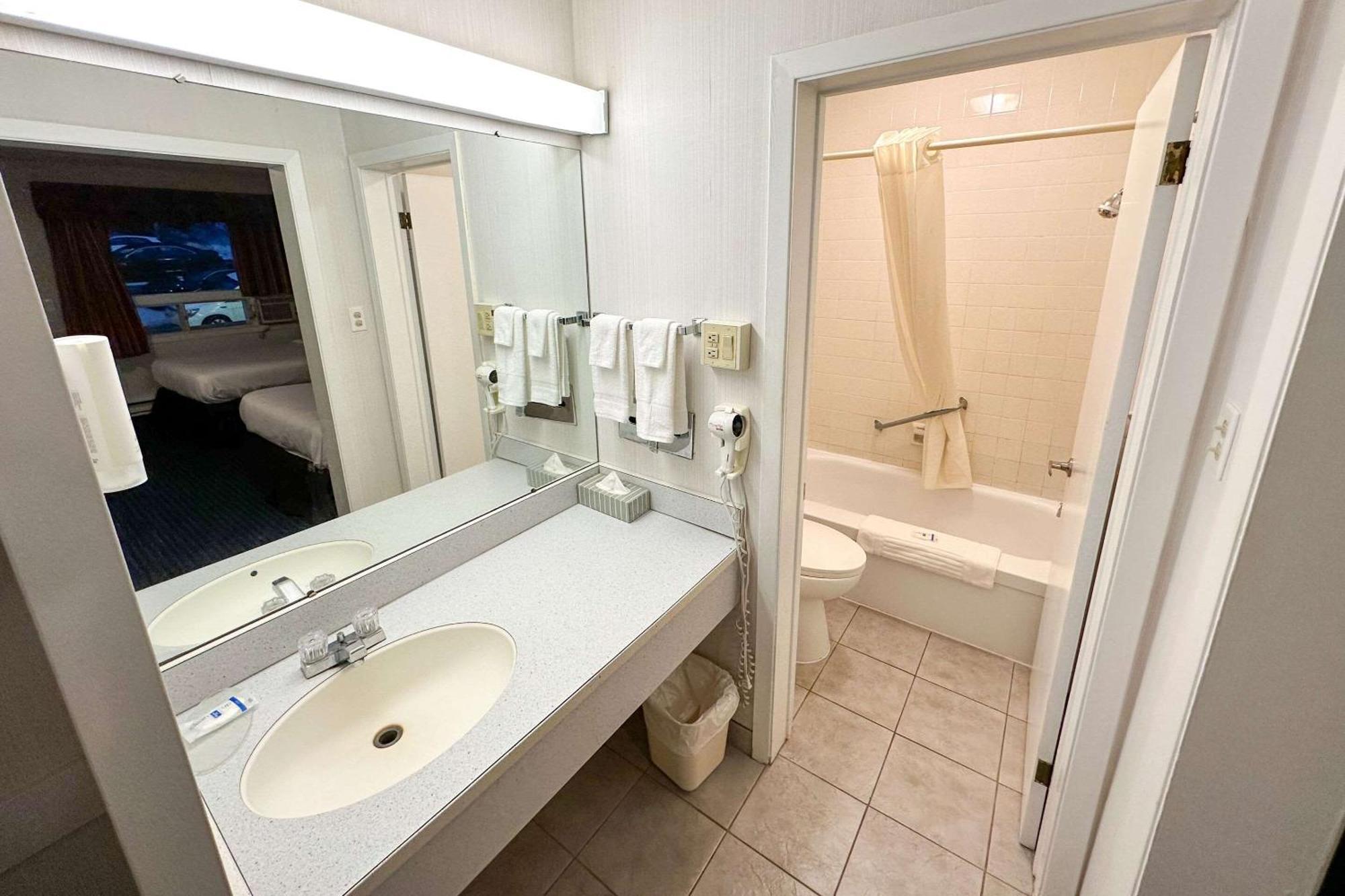 Rodeway Inn Вудсток Екстер'єр фото