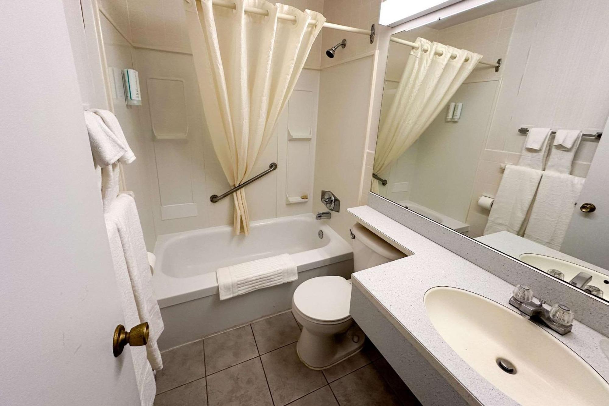 Rodeway Inn Вудсток Екстер'єр фото